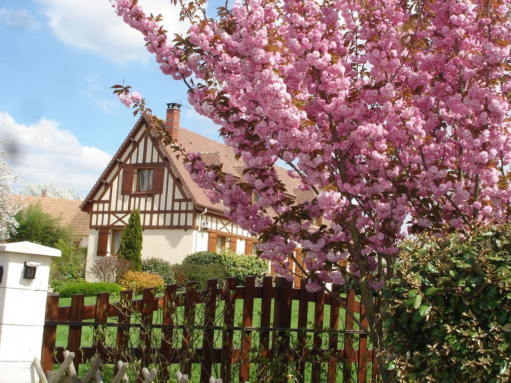 Chambres D'Hotes Au Temps Des Cerises Jumieges Exterior photo