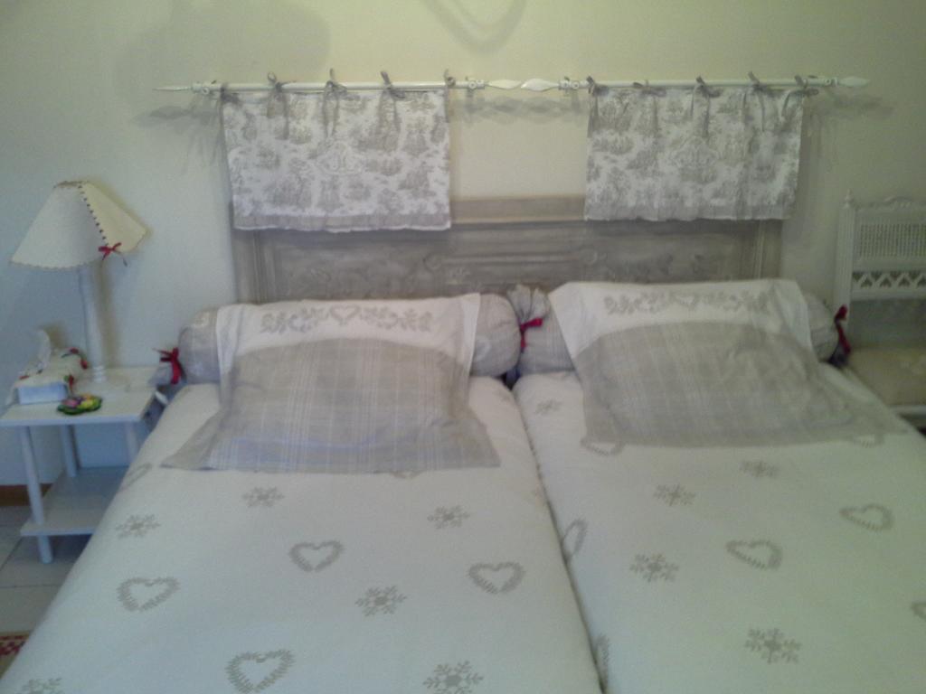 Chambres D'Hotes Au Temps Des Cerises Jumieges Room photo